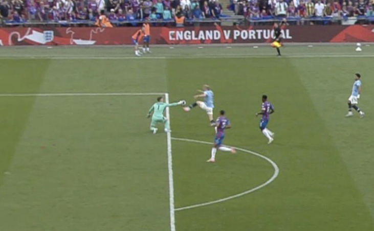 Вратарь "Кристал Пэлас" Дин Хендерсон сыграл рукой за пределами штрафной, но не был за это наказан. Фото: соцсети