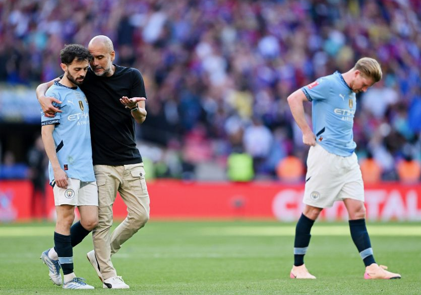 Пепу Гвардиоле весь сезон приходится утешать звезд "Ман Сити" после поражений. Фото: соцсети