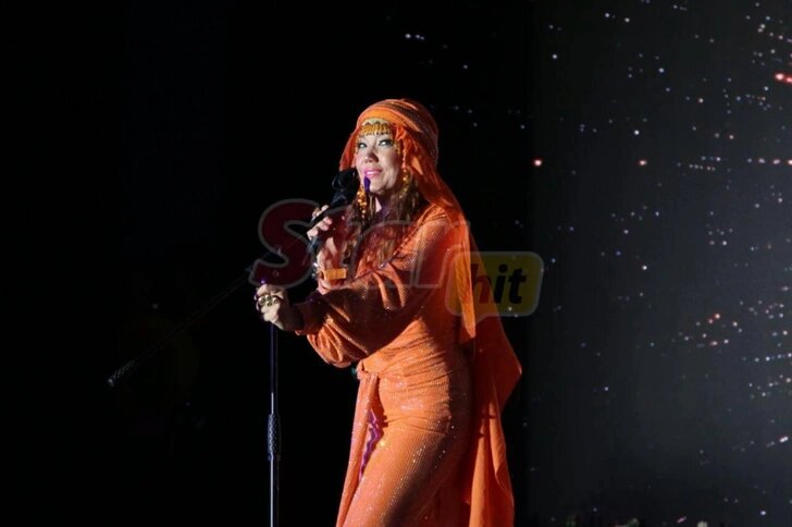 Азиза устроила на сцене восточные танцы