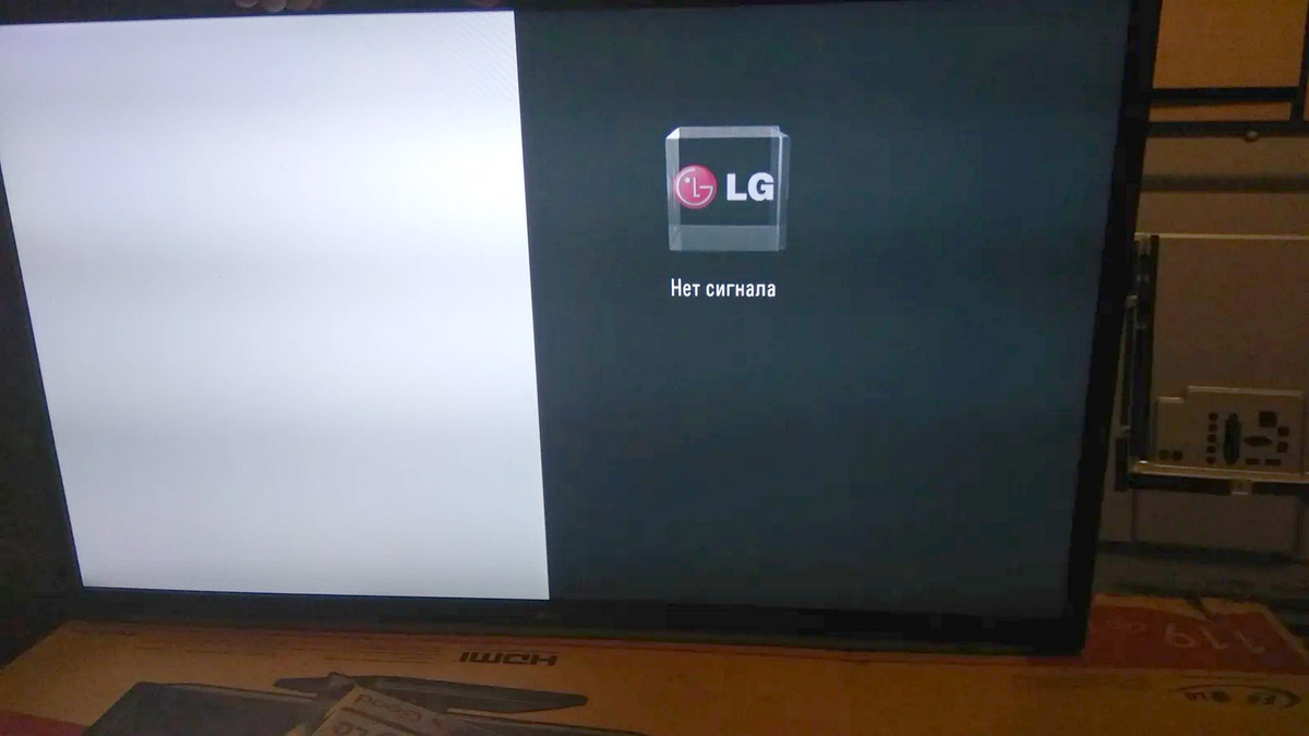 Вот так может вести себя экран, если туда попала вода