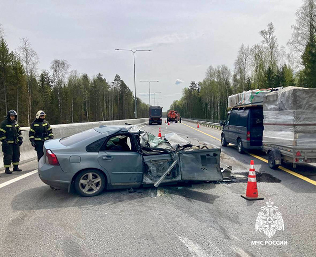 Под Тверью на М-11 пожарные ликвидировали последствия ДТП