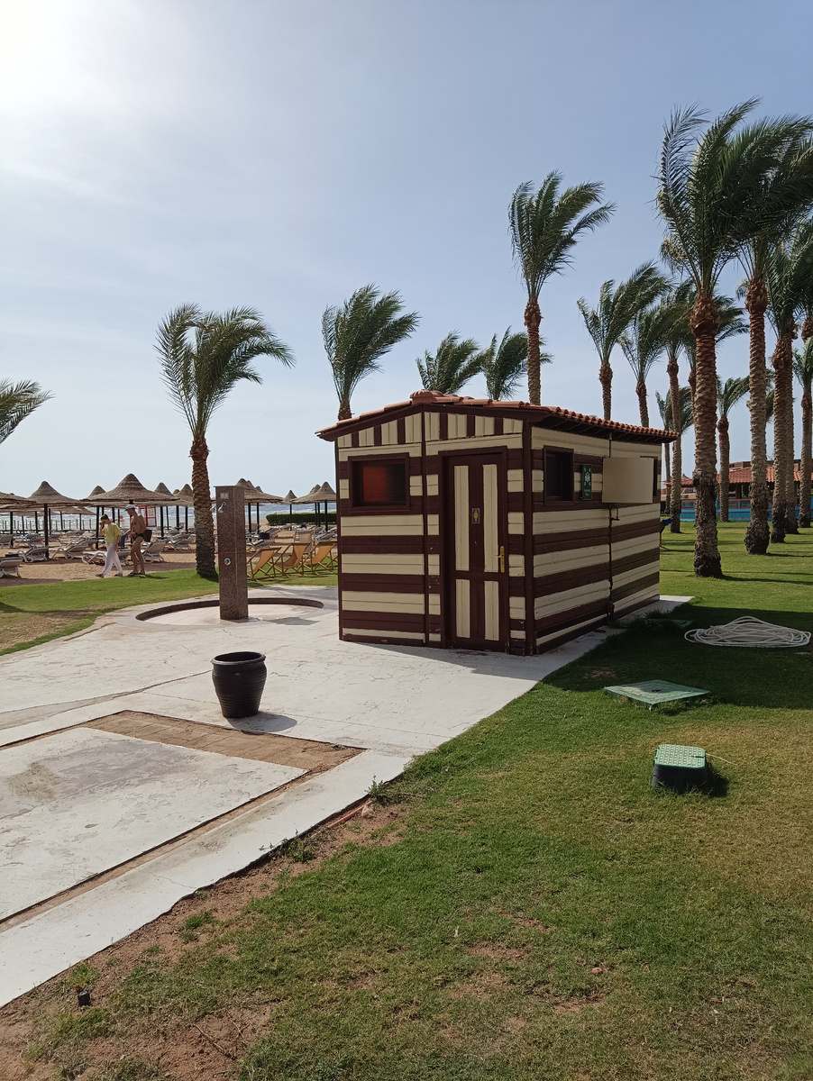 Сильный ветер на пляже отеля