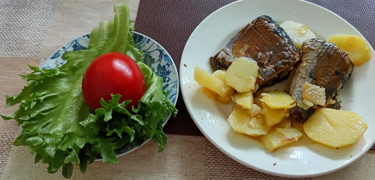 Селёдка запечённая и картошка жареная, хотя была варёная. 