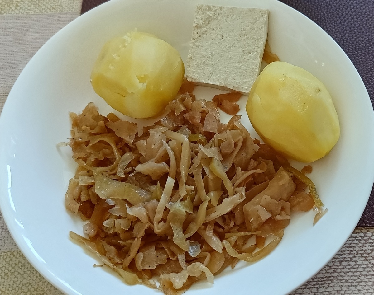 Тушеная капуста, тофу. 