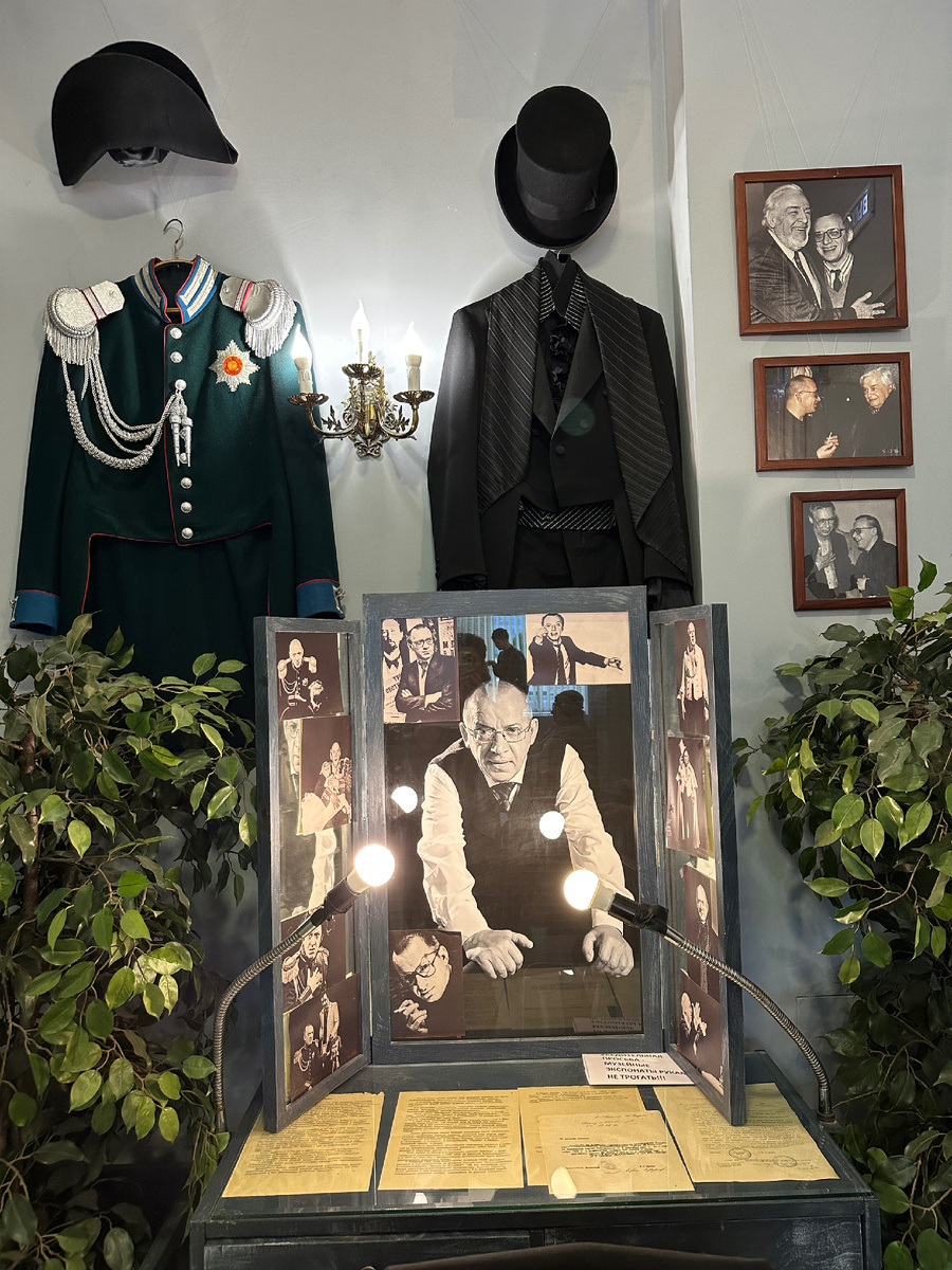 С.Арцибашев. Инсталляция в фойе. Фотография сделана автором канала 