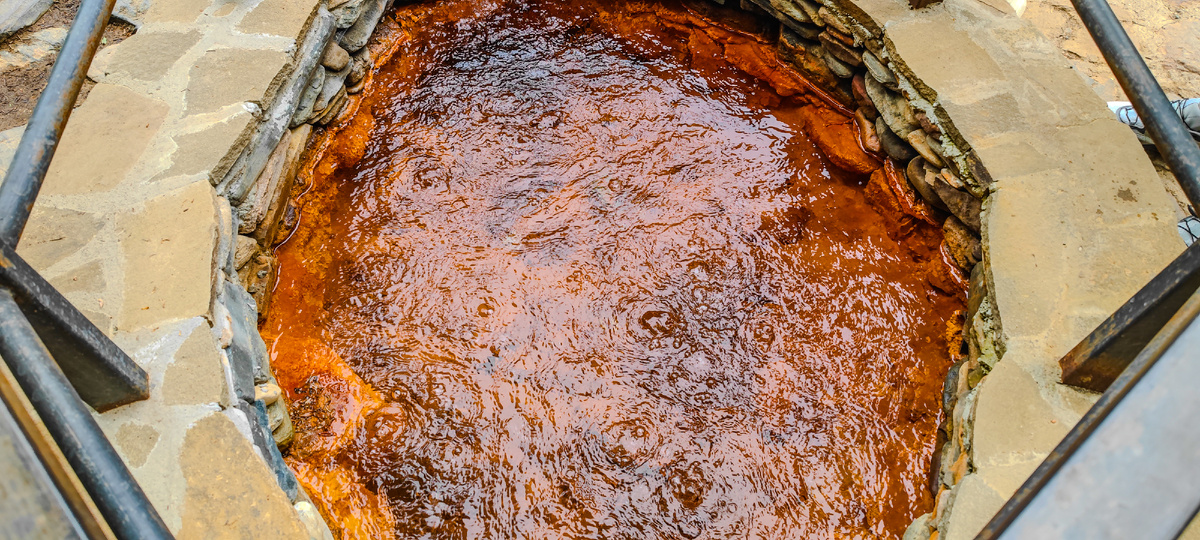 Вот именно так выглядит настоящий природный колодец минеральной воды