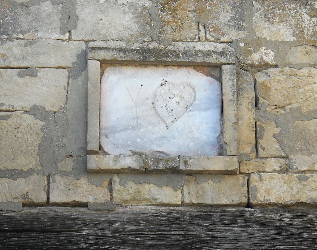 "Таинственная надпись" над Большими воротами (Биюк-капу) городища Чуфут-Кале. Фото автора