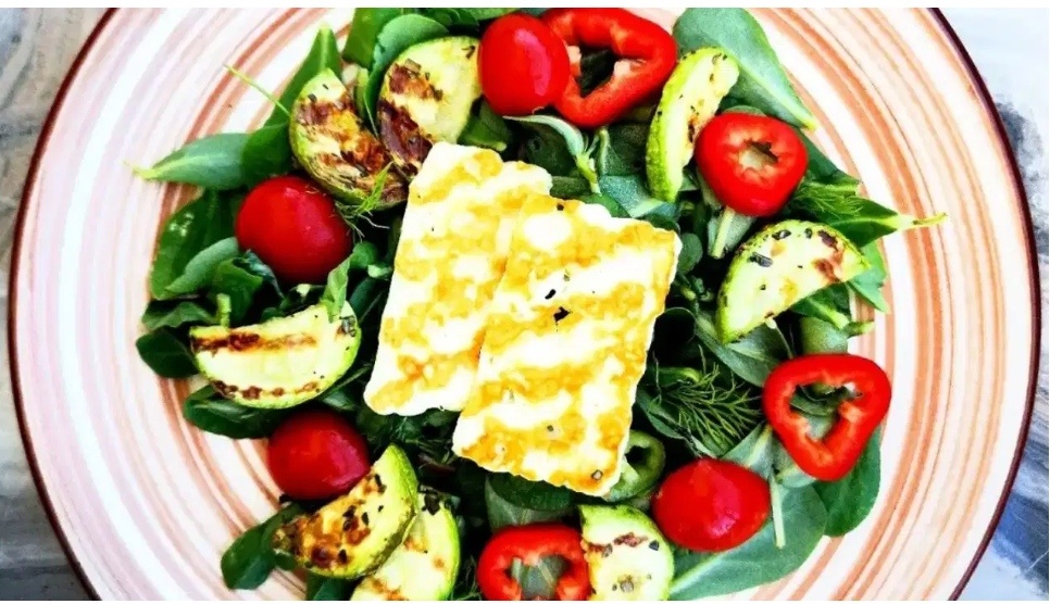 Салат с сыром халуми