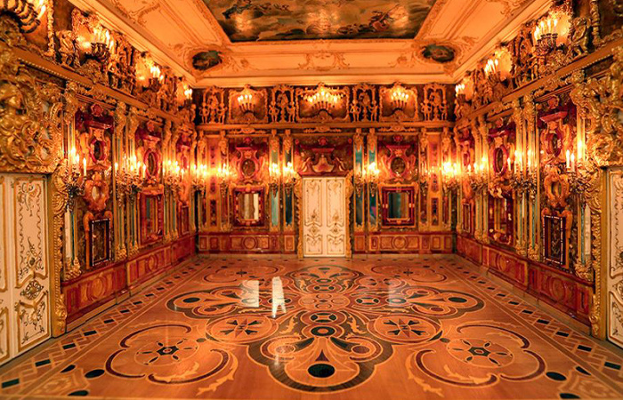 Янтарную комнату можно посетить в Екатерининском дворце/ фото: expeditionunknown.fandom.com