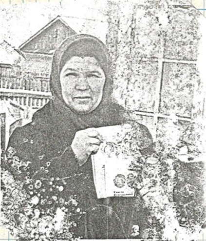 Заслуженный почтальон поселка Савенкова А.А. Архив автора.                                                                                                                                                                           