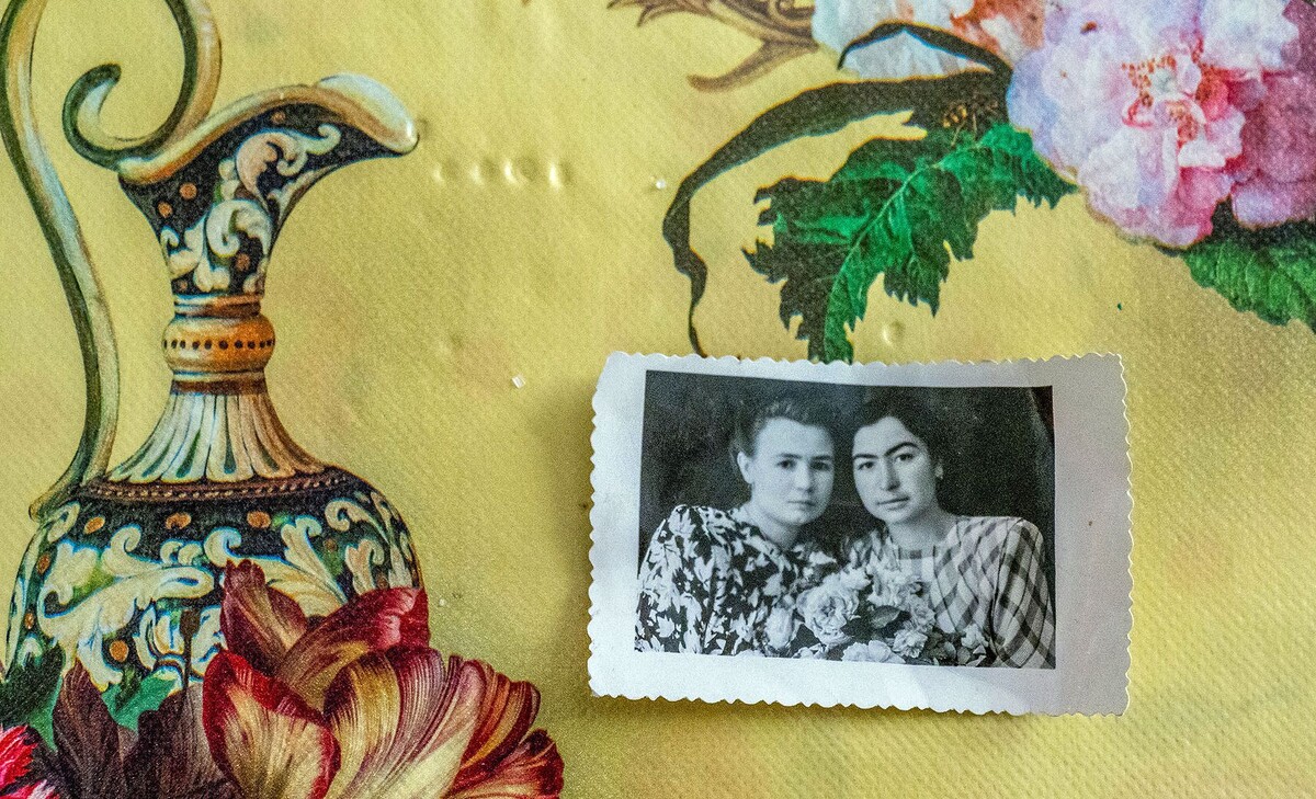 Мать Алишера Усманова с подругой. Дильбар работала в прокуратуре вместе с отцом Алишера