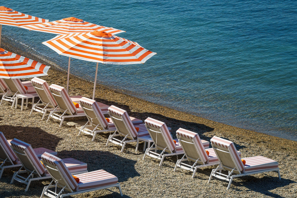 Пляж с морской галькой