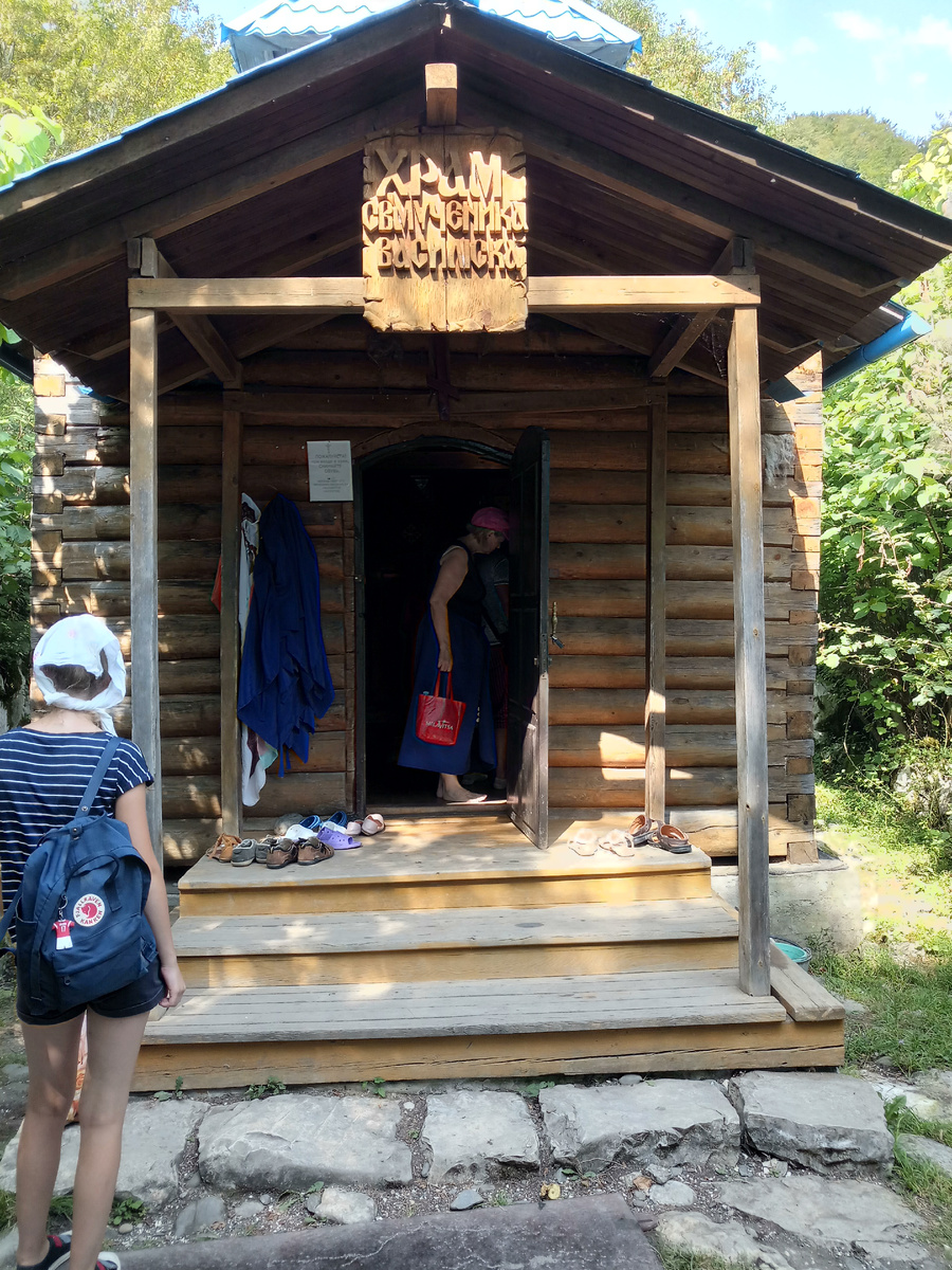 Фото автора. Абхазия. Каманы. Храм Святого воина Василиска.