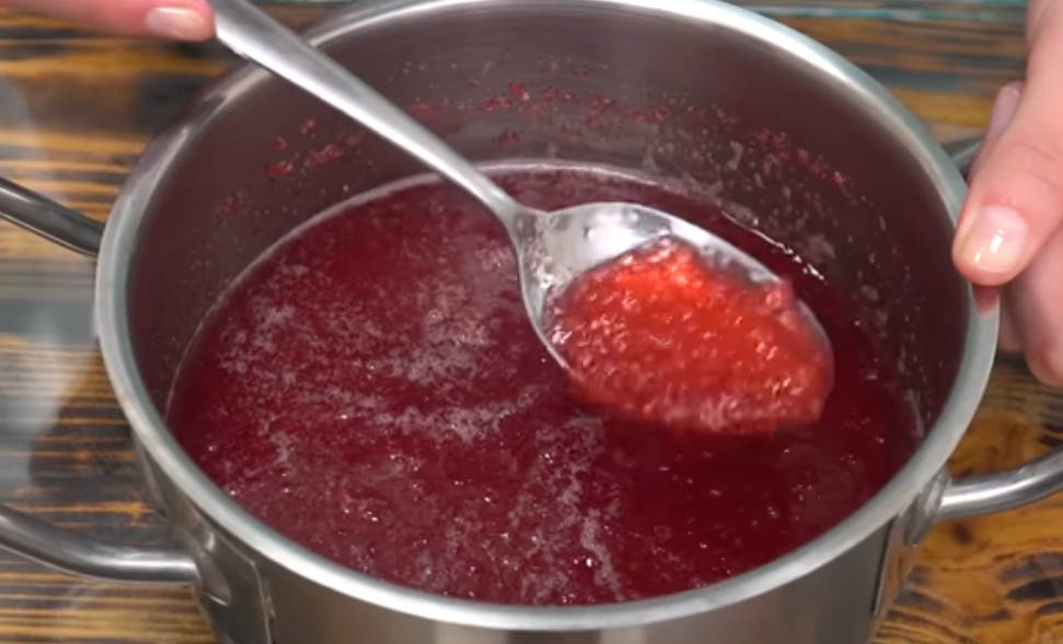 Вода и ягодный сок, здесь ещё растворили подсластитель и агар-агар