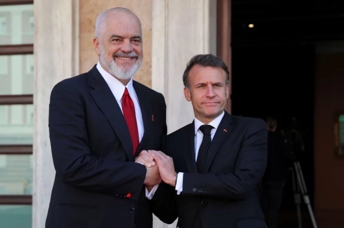    Премьер Албании держал Макрона за руку во время саммита