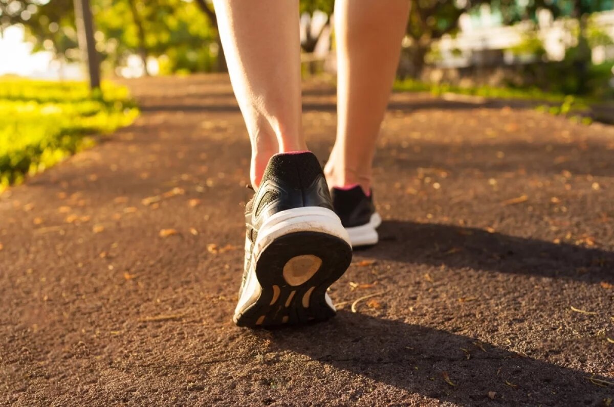    Бег гипертоникам лучше заменить получасовой активной ходьбой с глубоким дыханием.