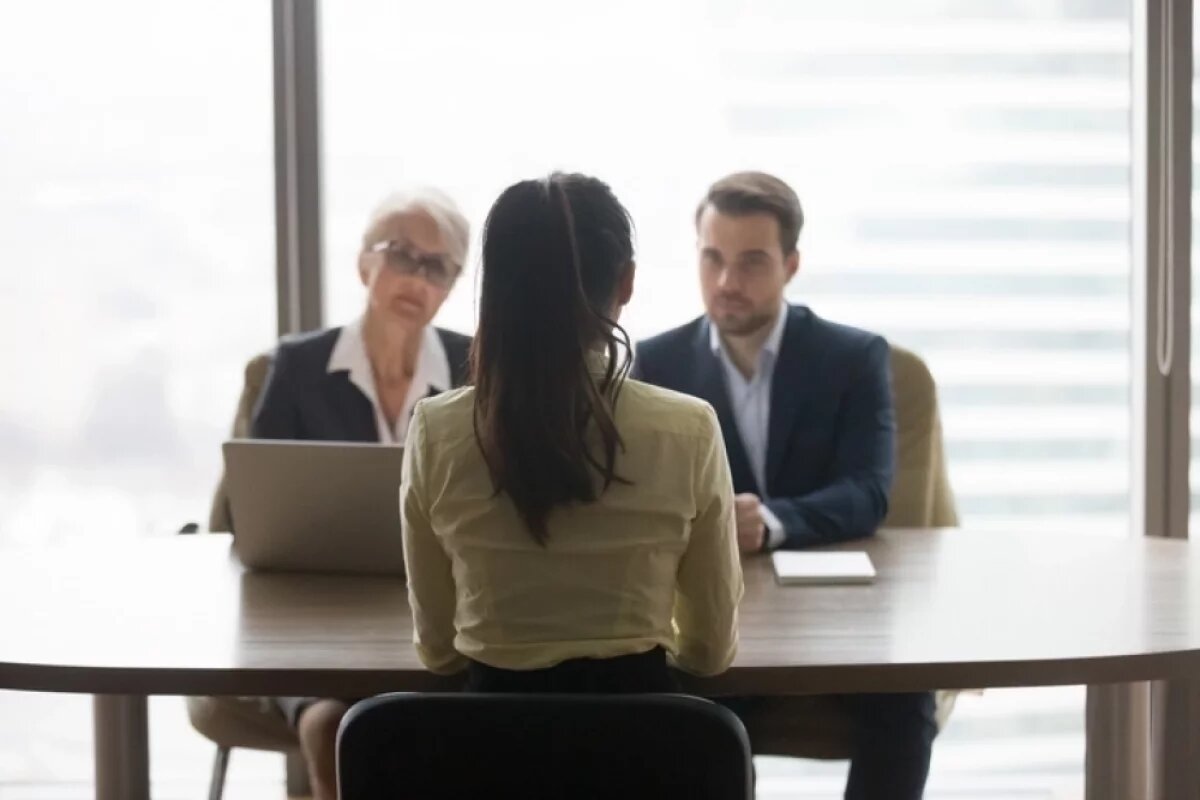    Подробно описывать, почему вы долгое время ухаживали за членом семьи, были в декрете или занимались здоровьем, конечно, не нужно, а вот объяснить, почему решили уволиться с прошлого места или переехать, все же стоит.