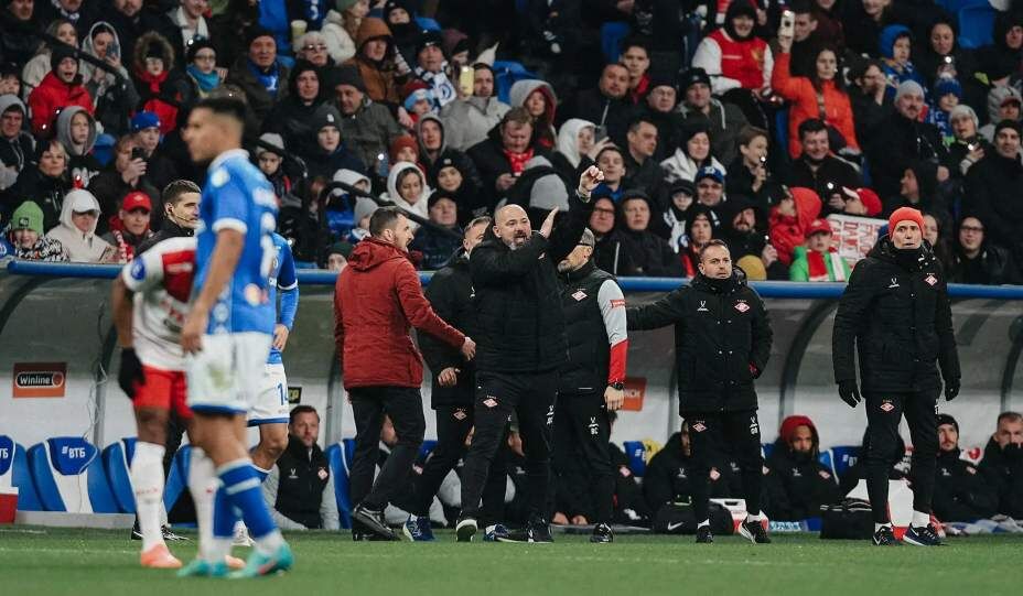    Деян Станкович показывает разные жесты судьям, поэтому тренера обвиняют в неуважении даже к России. Фото: ФК «Спартак»