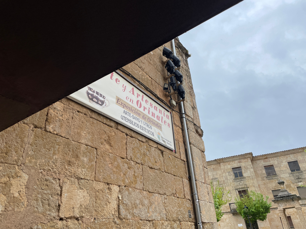 Вывеска у входа в музей и немного интерьеров