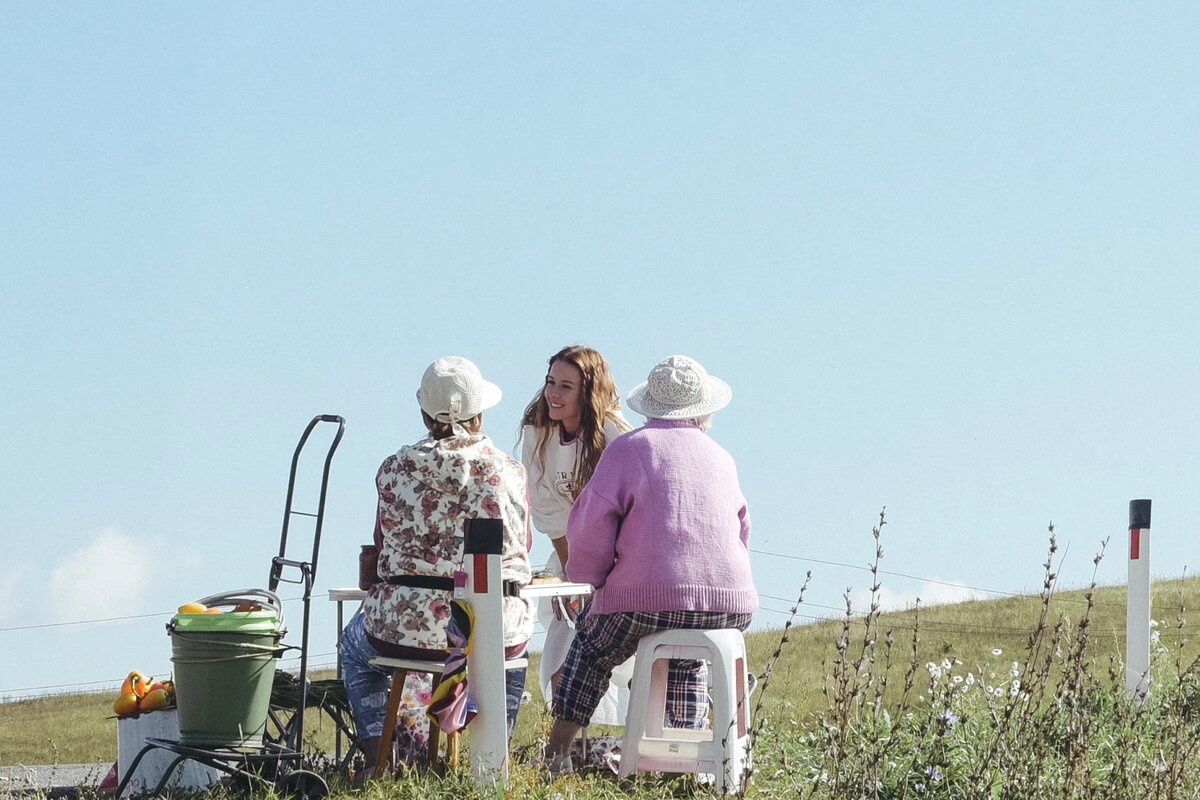 Вера и бабушки с яблоками. Кадр из фильма. Из открытых веб-источников.