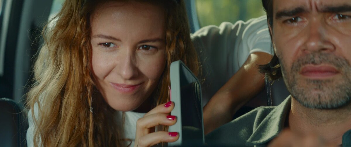 Вера заставляет Вадима слушать песню Губина =) / Кадр из фильма / Kinopoisk