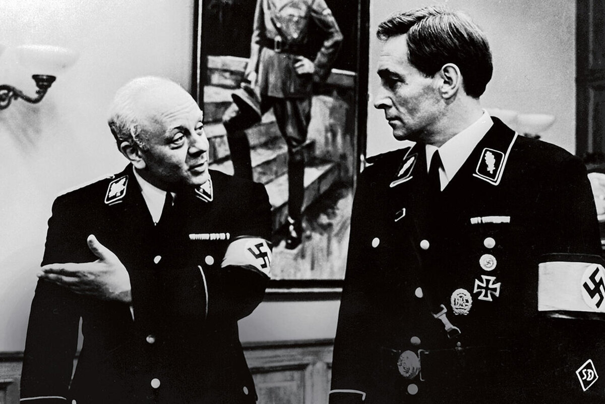    После просмотра картины Леонид Брежнев потребовал присвоить полковнику Исаеву звание Героя Советского Союза. Генсек решил, что Штирлиц — реальный человек С Леонидом Броневым в фильме «Семнадцать мгновений весны» РИА Новости