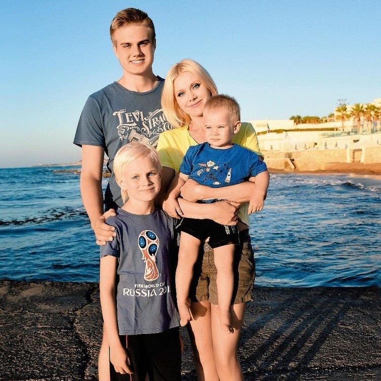 Натали с сыновьями ( Арсений,Анатолий и Евгений)