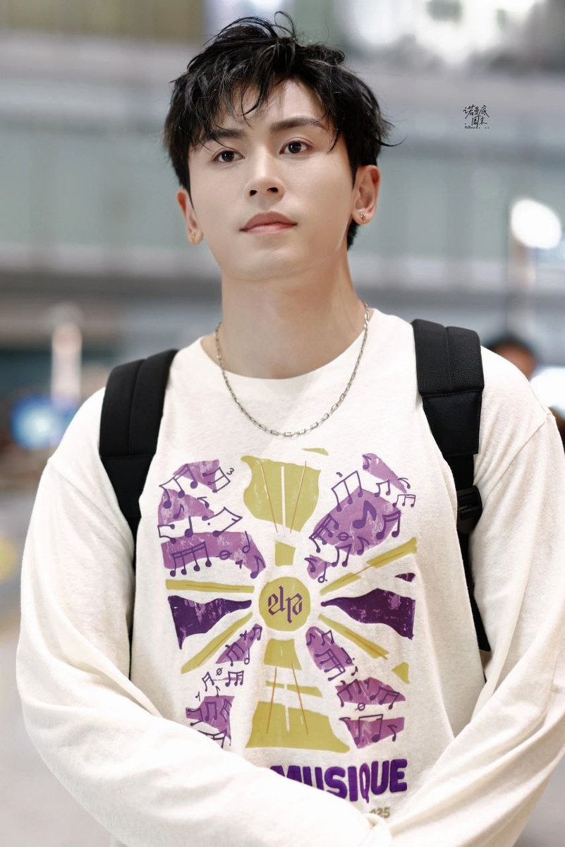 Актёр, певец Чжан Чжэхань. Листайте галерею, не пожалеете...