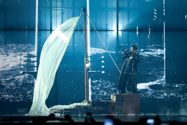 Исполнитель JJ из Австрии во время финала конкурса «Евровидение-2025», 17 мая 2025 года / Denis Balibouse/Reuters  