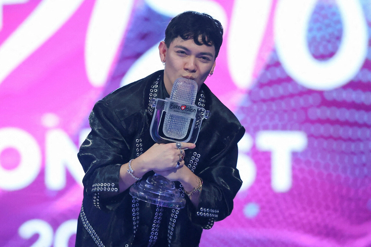 Победитель конкурса «Евровидение-2025» исполнитель JJ из Австрии во время церемонии награждения, 17 мая 2025 года    📷