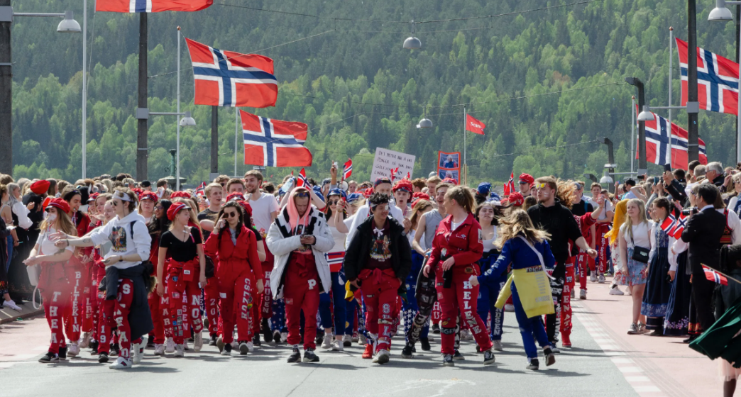 В Норвегии выпуск празднуют целых 17 суток - с ночи на 1 мая и до празднования Дня Конституции - 17 мая. Готовиться к нему начинают заранее. Еще в середине осени ученики выпускных классов выбирают себе наряды - зачастую это комбинезоны разных цветов, которые символизируют их дальнейшие планы на жизнь. К примеру, красные комбинезоны надевают будущие экономисты, черные - техники, а белые - спортсмены.