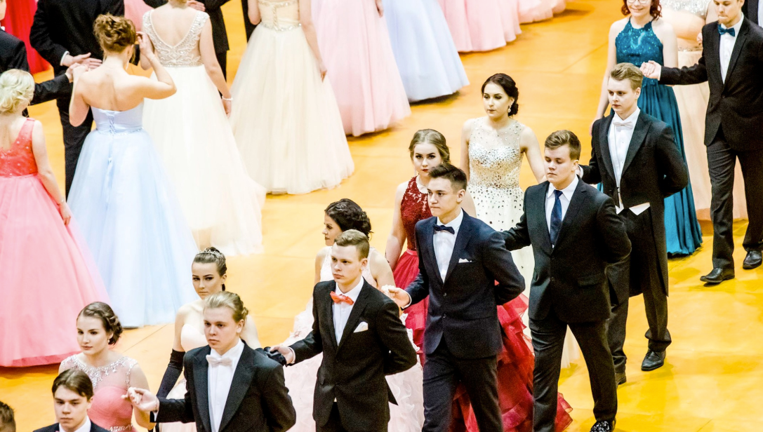 Бал старших (Vanhojen tanssit) — это ежегодный праздник в финских гимназиях, который проводится для гимназистов второго года обучения. Подготовка к балу начинается за несколько месяцев. Гимназисты сами должны найти себе партнера по танцам. Участвовать в этом празднике не обязательно, но желательно. В ходе подготовки к балу старшеклассники посещают специальные курсы, на которых учатся танцевать парные танцы. Танцевальная программа может варьироваться от гимназии к гимназии, но основной набор танцев остается стабильным.