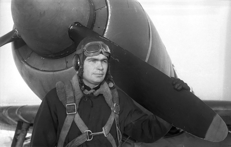    1941 год. Начало войны, в обнимку с боевым товарищем. admin