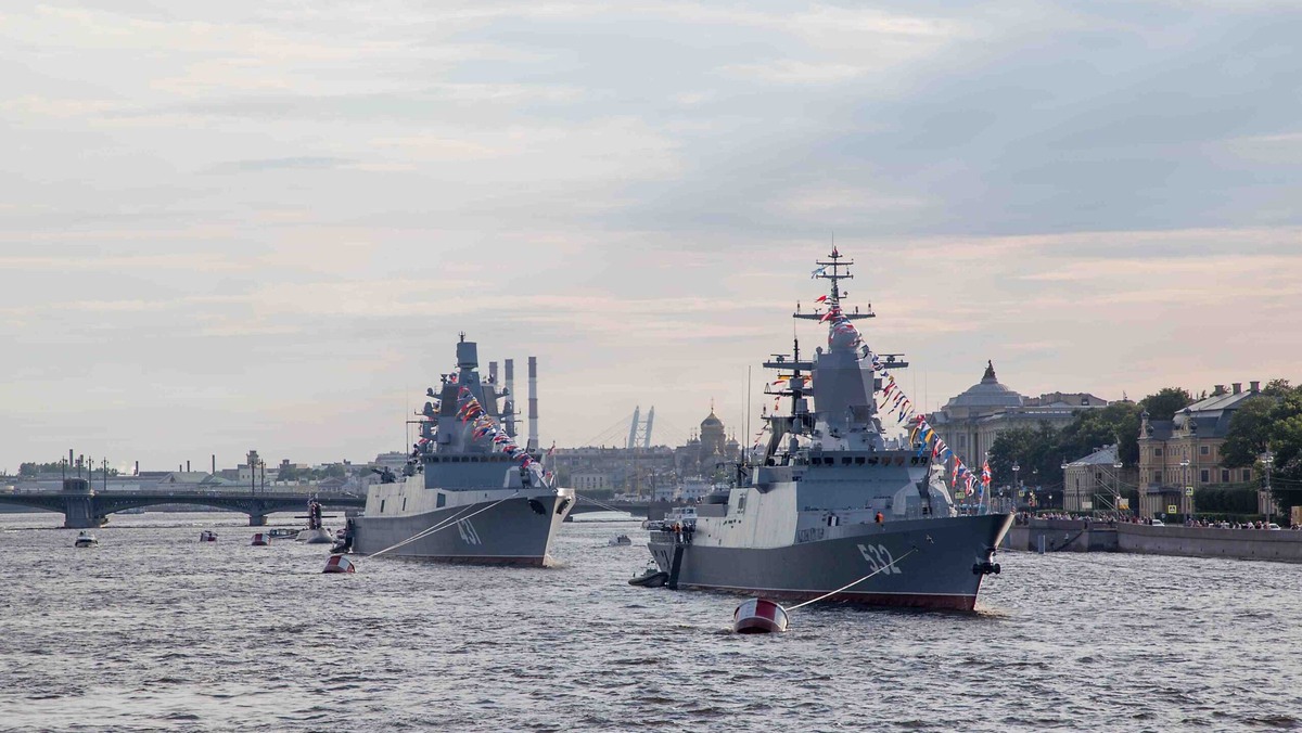    Военные корабли на Неве в Санкт-Петербурге. Фото: Ilya Galakhov / www.globallookpress.com
