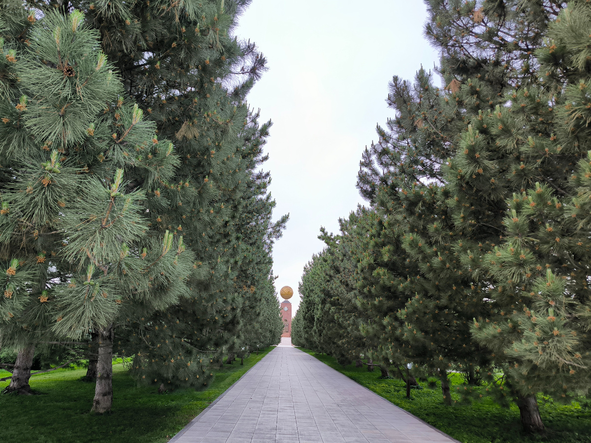 К "глобусу Узбекистана" не пускают. Площадь Мустакиллик (Независимости) с центральным парком огорожены навсегда