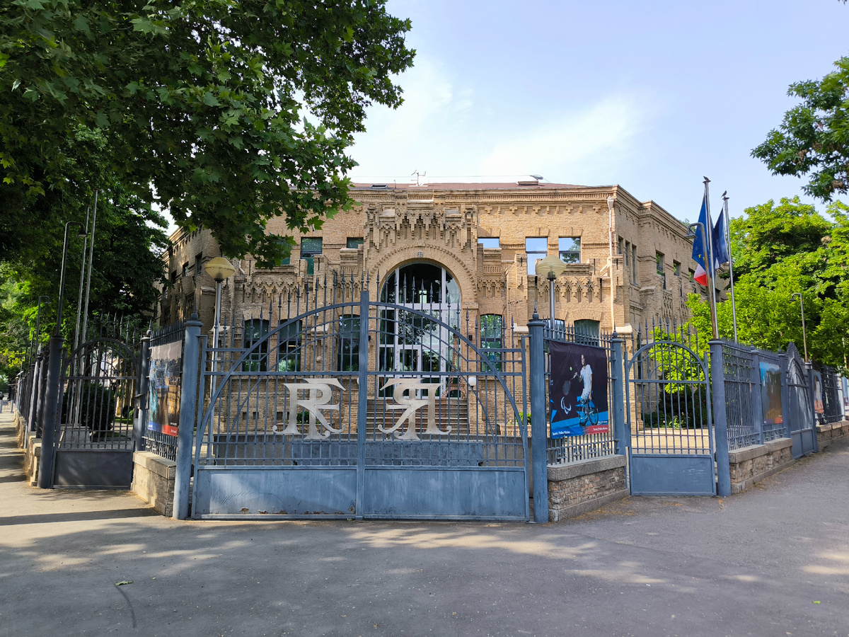 Посольство Франции. Их фотографировать нельзя, но я сделал снимок ещё до того, как разобрался, что за здание передо мной