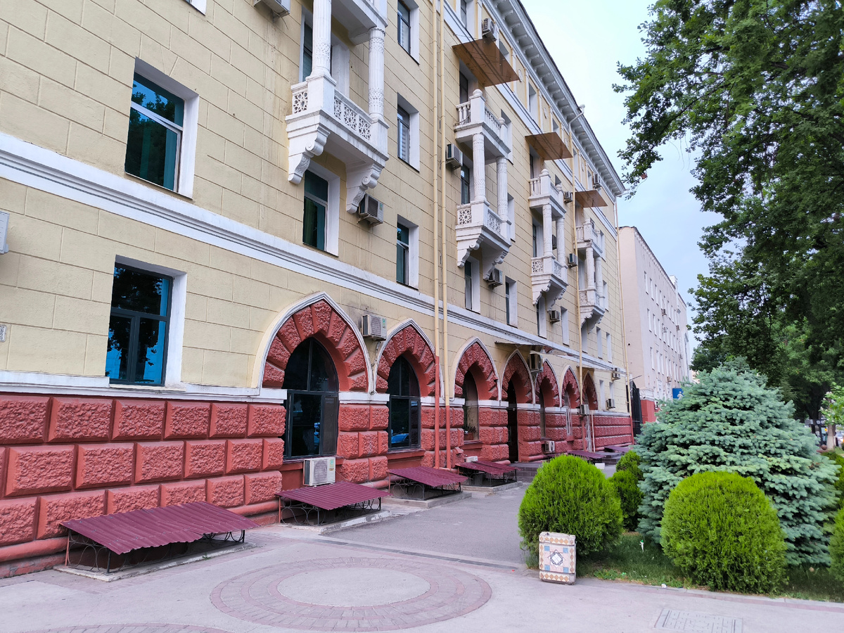 Жилой дом из 50-х. Как видите, выстоял при землятрясении 1966 года. По проекту - почти как наши, но только полукруглые окна выглядят по-восточному стрельчато