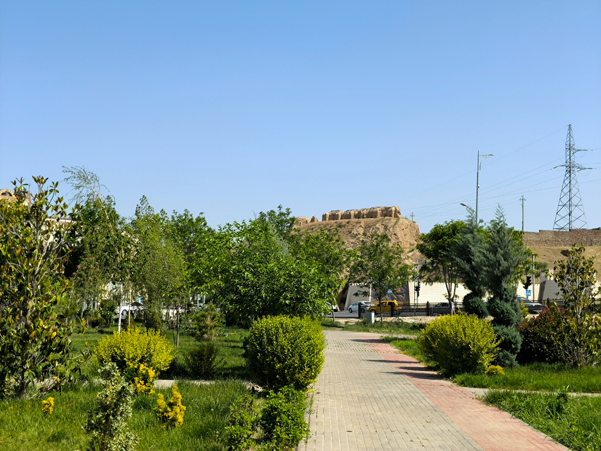 Руины стен древнего города Афросиаба