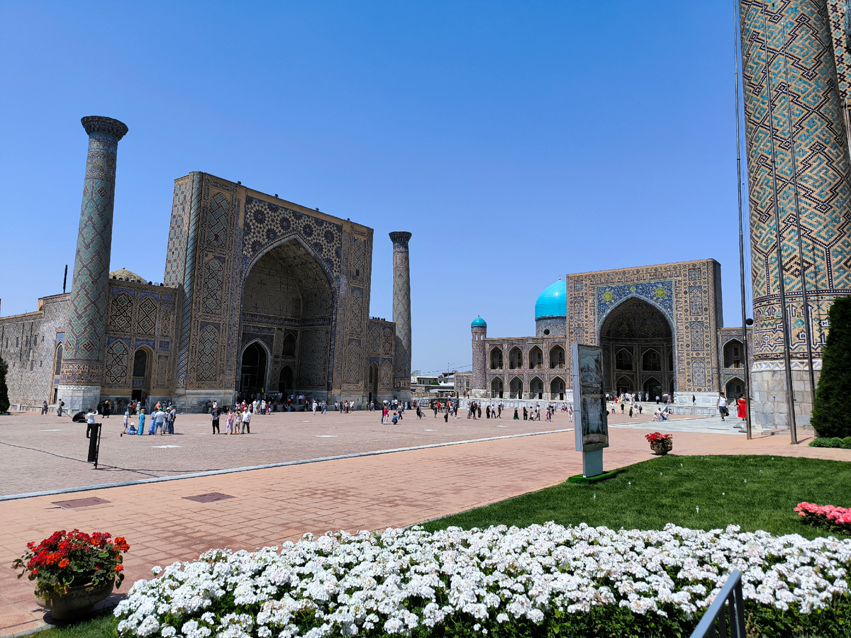 Площадь Регистан. Медресе Улугбека и Тилля-Кори