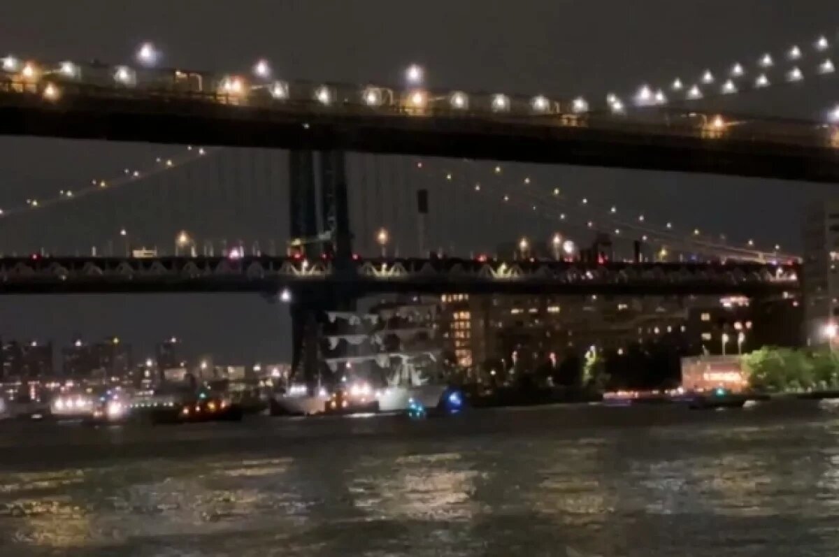    При столкновении корабля с мостом в Нью-Йорке пострадало около 20 человек