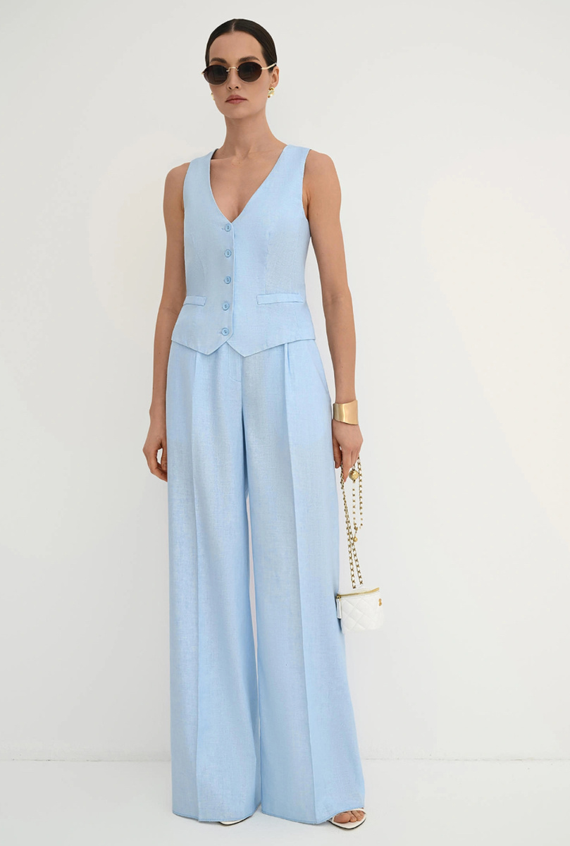 Голубой костюм с широкими брюками и жилеткой 