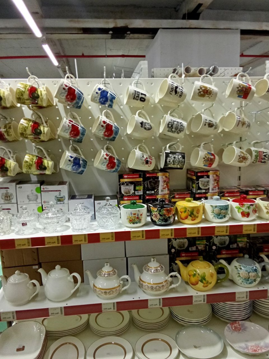 Фото автора. Чайники, сахарницы, кружки, тарелки.