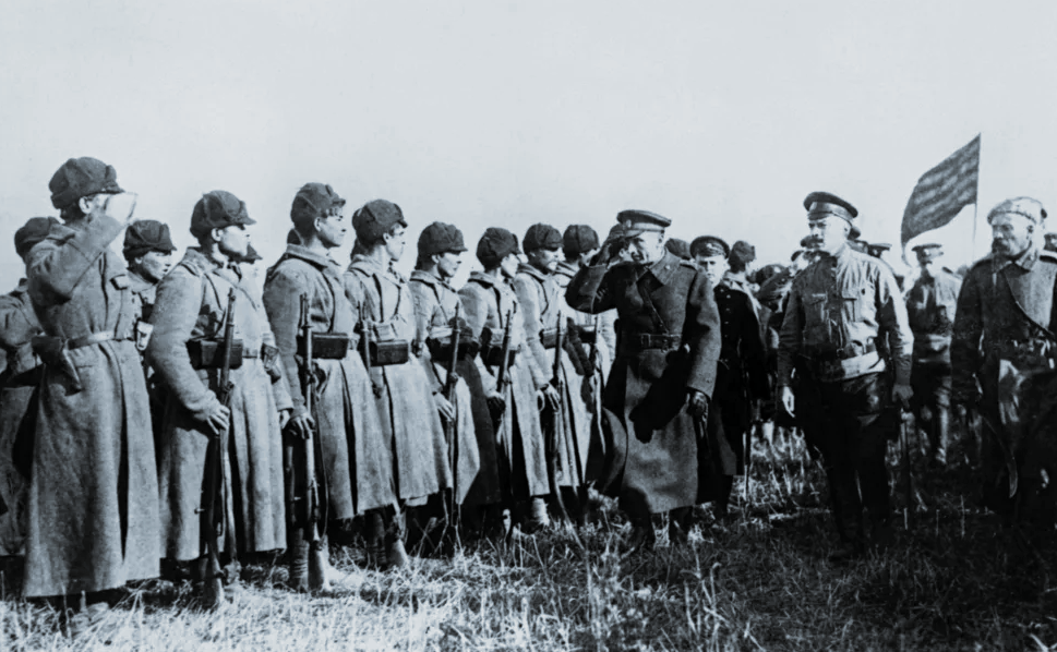 А. Колчак проводит смотр войск, 1919 г.
