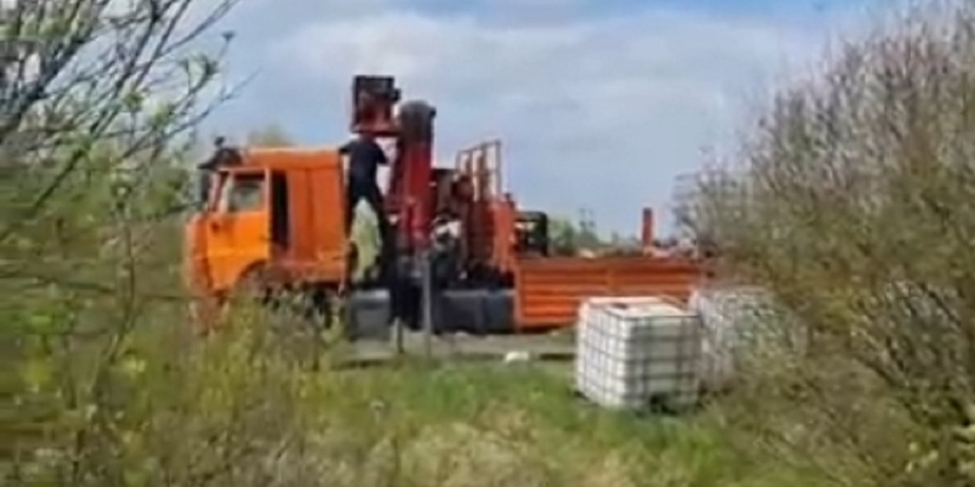 Ярославцы запечатлели граждан, сливавших в реку отраву