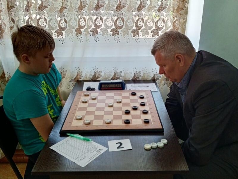    Сенсационная партия первого тура. Степан Чипко (слева) против Сергея Александрина. admin