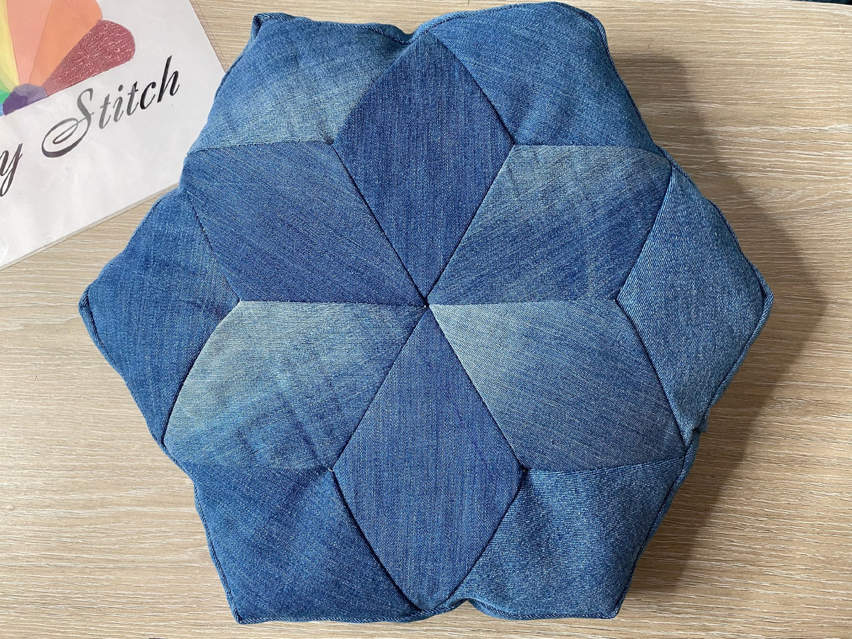 Декоративная подушка из старых джинсов. Детали - ромбы.