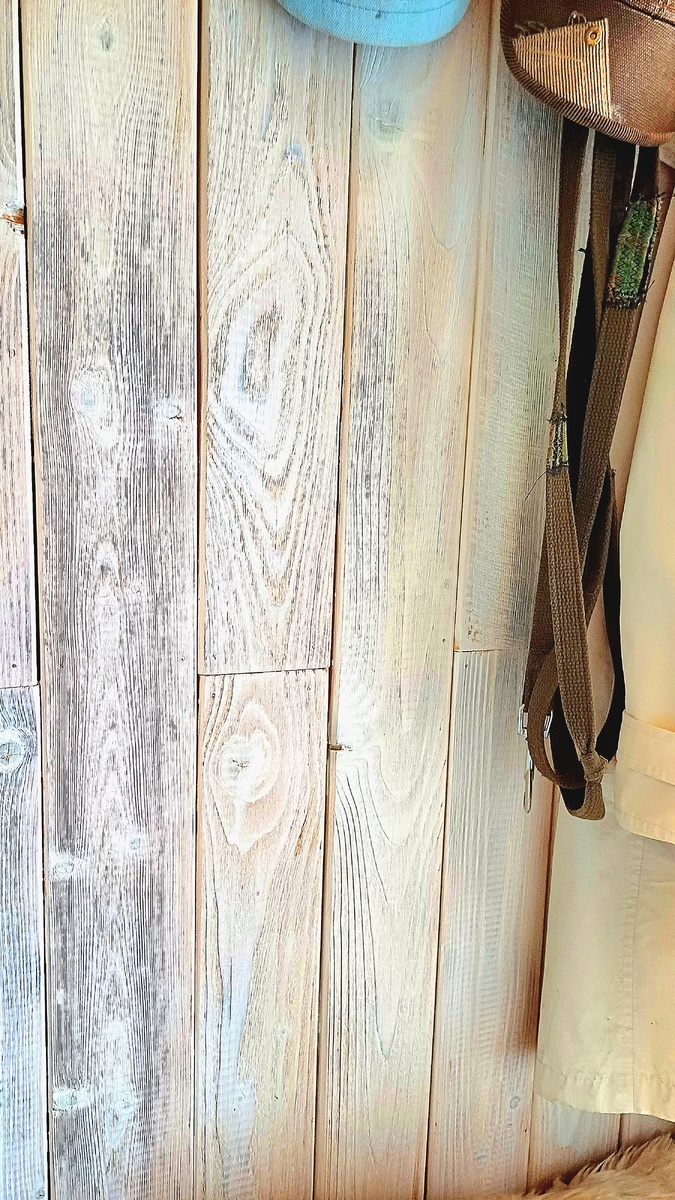 стена из дерева (фото автора)