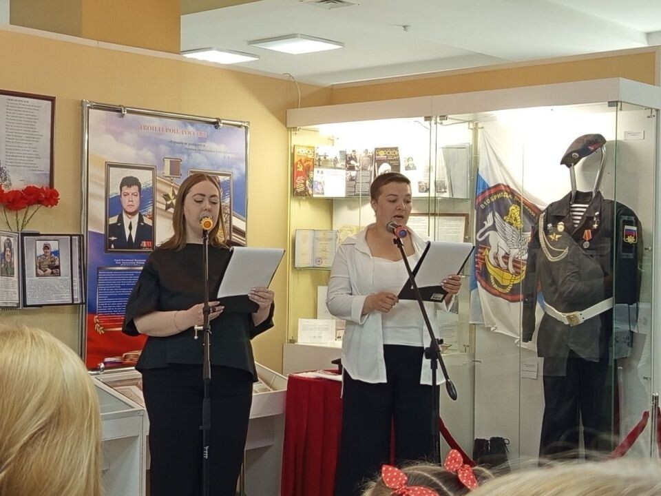    Передача награды. Источник: t.me/aksp_ru