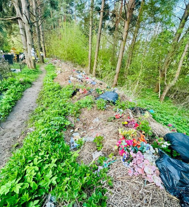 В Кимрах жители завалили кладбище мусором, который никто не убирает