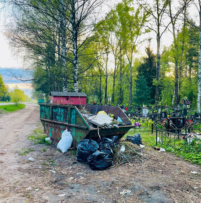 В Кимрах жители завалили кладбище мусором, который никто не убирает